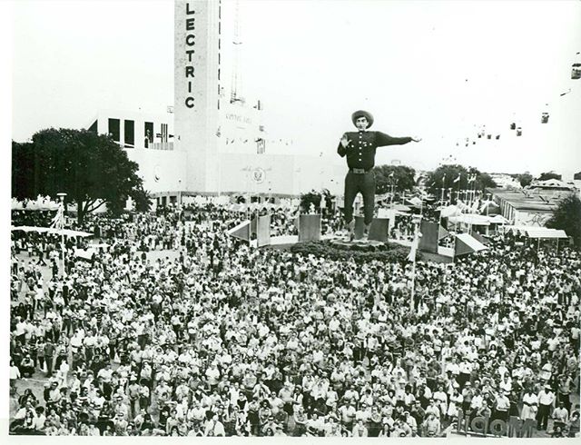 1965 crowd at #BigTex circle~
