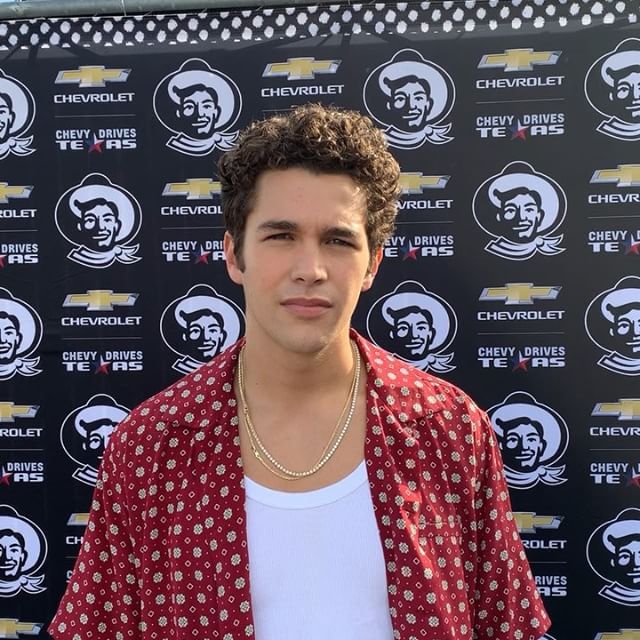 @austinmahone about to take on the @chevrolet  Main Stage! We’ll see y’all soon! #BigTex