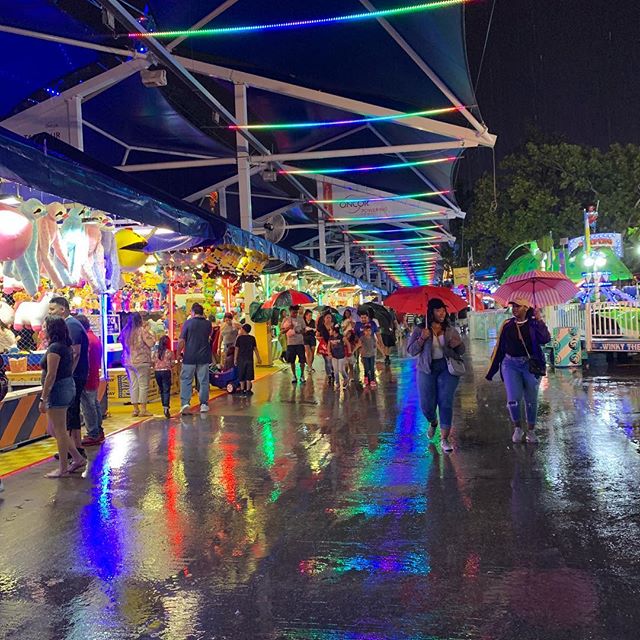 This #MidwayMonday was a little rainy compared to others! Thanks to @oncordelivers though, the beautiful lights sparkled & shined on the midway! #BigTex