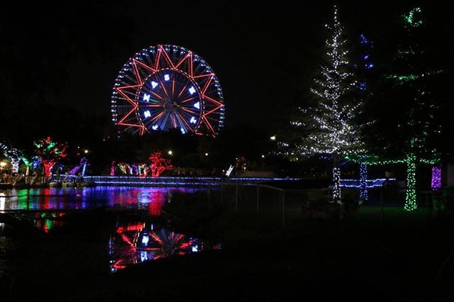 Any one else love to sit back and admire the Fair from across the Lagoon? This spectacle is one of the best thanks to The Christmas Light Company, Inc.. Enjoy this view from the Kids Boardwalk! #BigTex #Midway #Lights