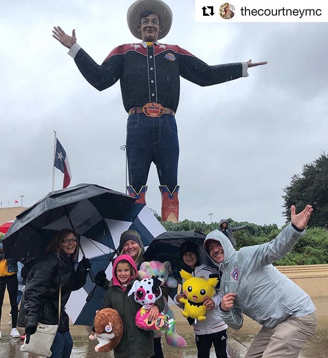 This family sure did enjoy the #Midway today! #BigTex #POD  #Repost @thecourtneymc
・・・
BIG TEX 2018 #bigtex #statefairoftexas