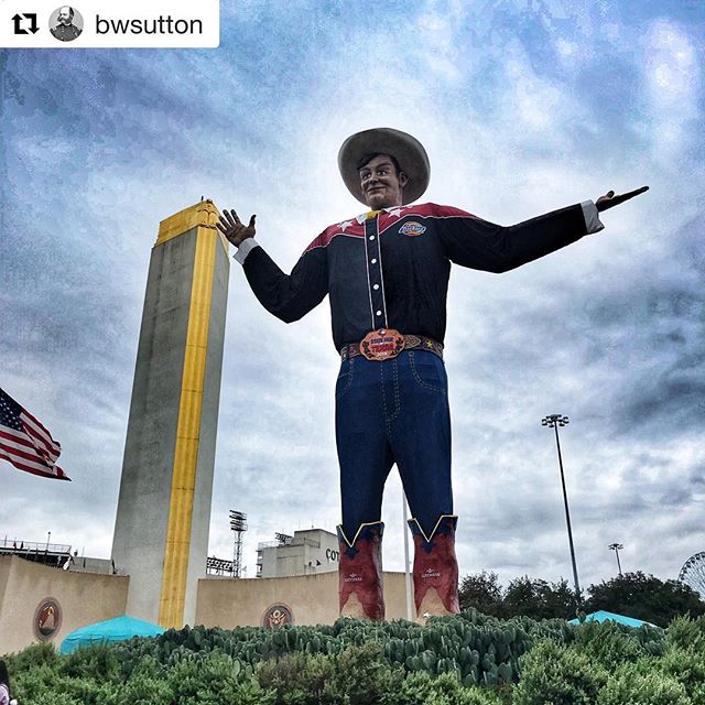 It was a great fall day for a #BigTex selfie!! #POD @dickies @lucchese #Repost @bwsutton ・・・
What rain? #statefairoftexas #bigtex