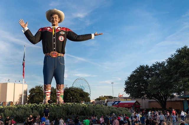 Headed to the #StateFairofTX with your family or favorite #FairSquad? Take $10 off  the family 4-pack and get your tickets scanned off your phone when you use promo code 18TEXfam10 🎡😍🤠👏🏽