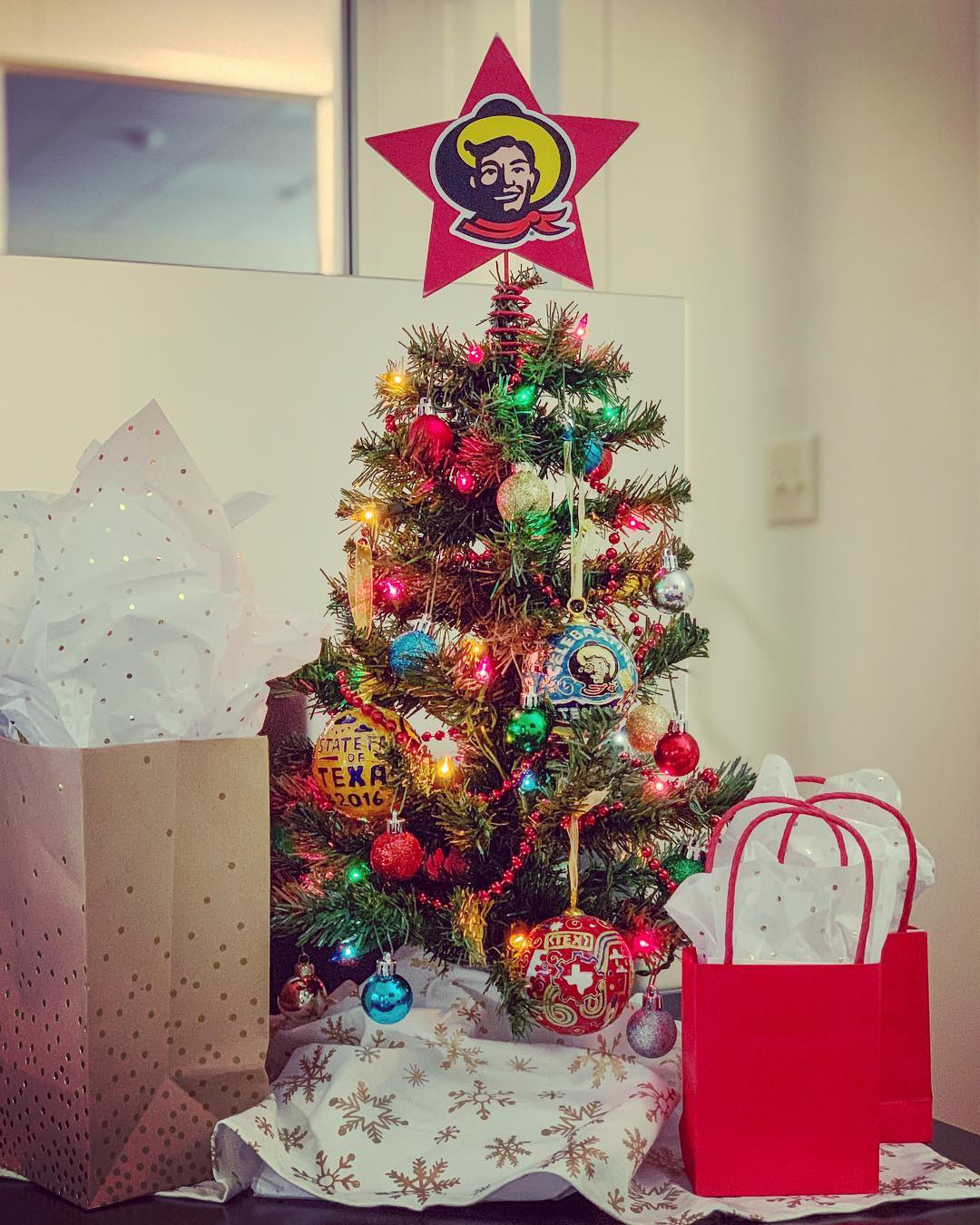 Anyone else have @statefairoftx holiday decorations? 😁🤠 Share your State Fair Spirit 👉🏽 #BigTex