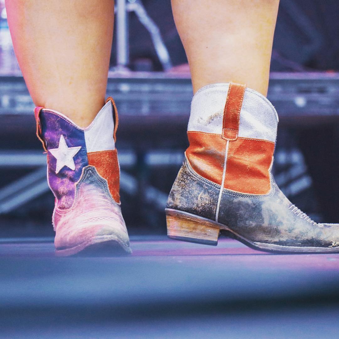 Thankful to be #Texan. ❤️Are y’all enjoying this cooler weather or are you excited to kick off December in the mid-70s this weekend?! ☀️🎄🤠🍁 #BigTex #CowboyBoots #Texas