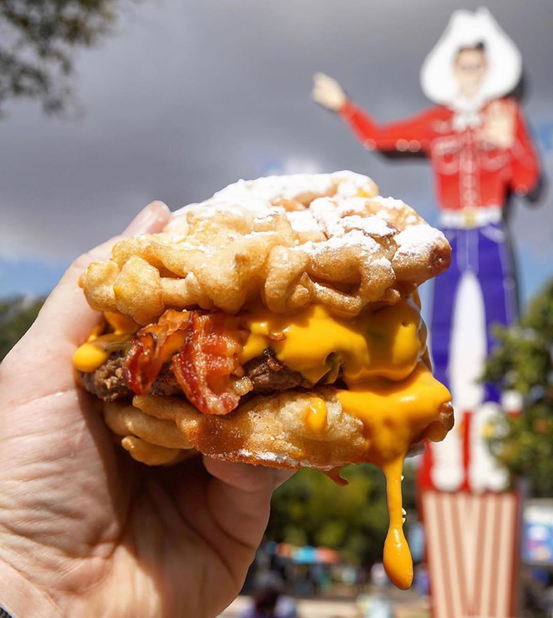 90% chance of rain this weekend and 90% chance we are wishing we were chowin’ down on this right now. 🤤😋🤠 Neon #BigTex #FunnelCakeBaconQuesoBurger #Repost 📸: @taylorwelden